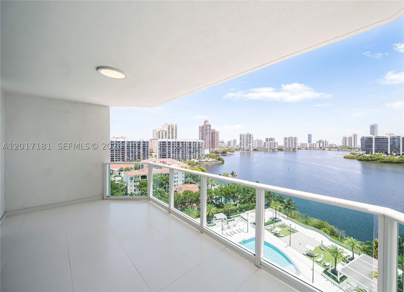 Comprar apartamento no Peninsula II 1209