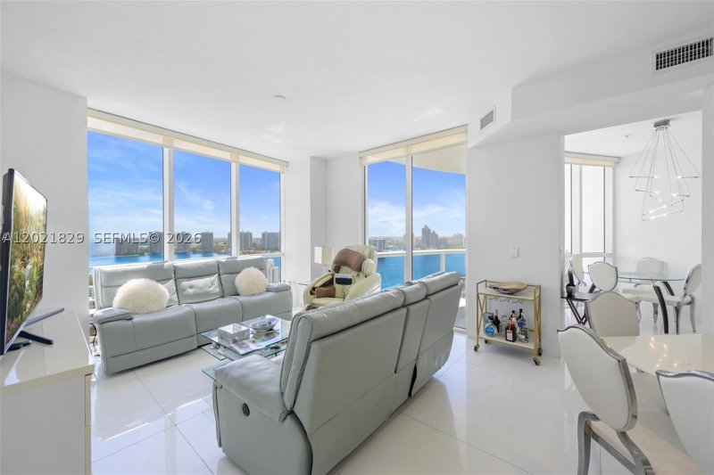 Condo for sale at Trump Royale 3501A