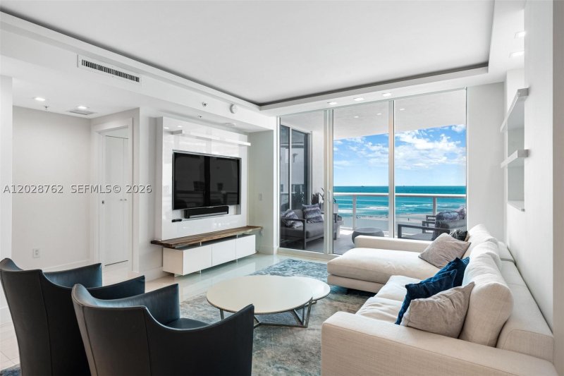Condo for sale at Mosaic Miami Beach 703