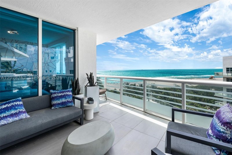 Condo for sale at Mosaic Miami Beach 703