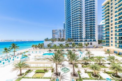 Aluguel de apartamento no The Wave Condo 1002 (AVAILA