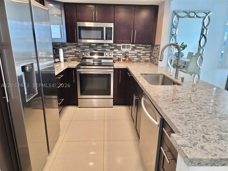 Apartment for rent at Alexander Towers PH-6