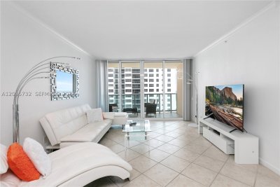 Aluguel de apartamento no The Wave Condo 1008