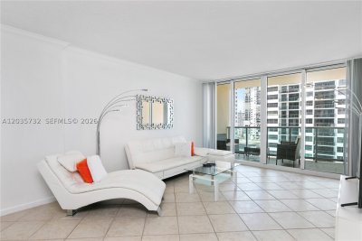 Aluguel de apartamento no The Wave Condo 1008