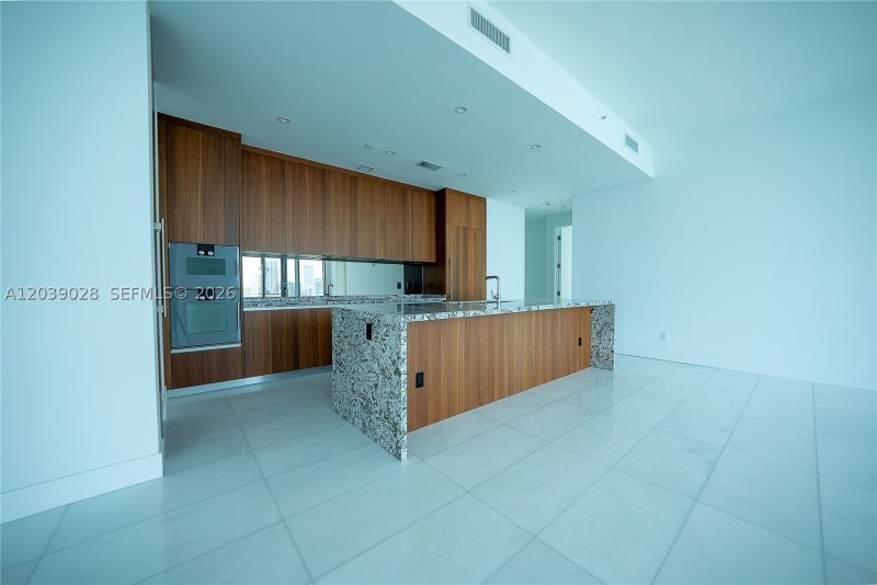 Comprar apartamento no Una Residences at Brickell 2704