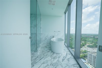 Comprar apartamento no Una Residences at Brickell 2704