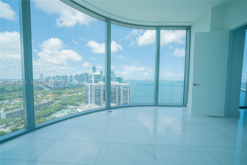 Comprar apartamento no Una Residences at Brickell 2704