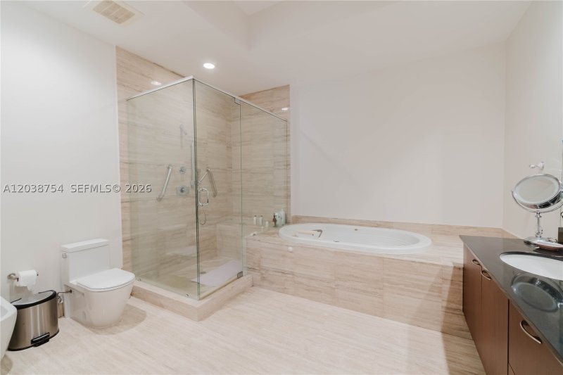 Comprar apartamento no Trump Tower Three 3607