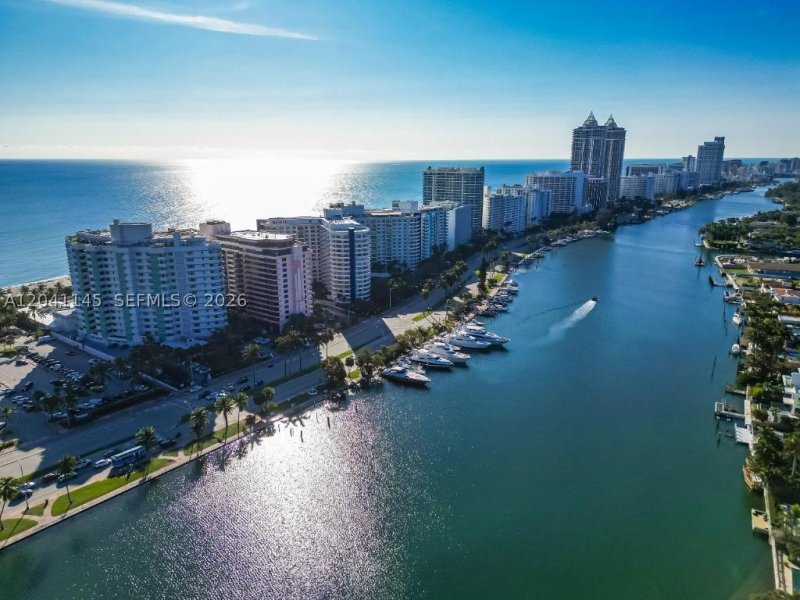 Condo for sale at The Alexander 914