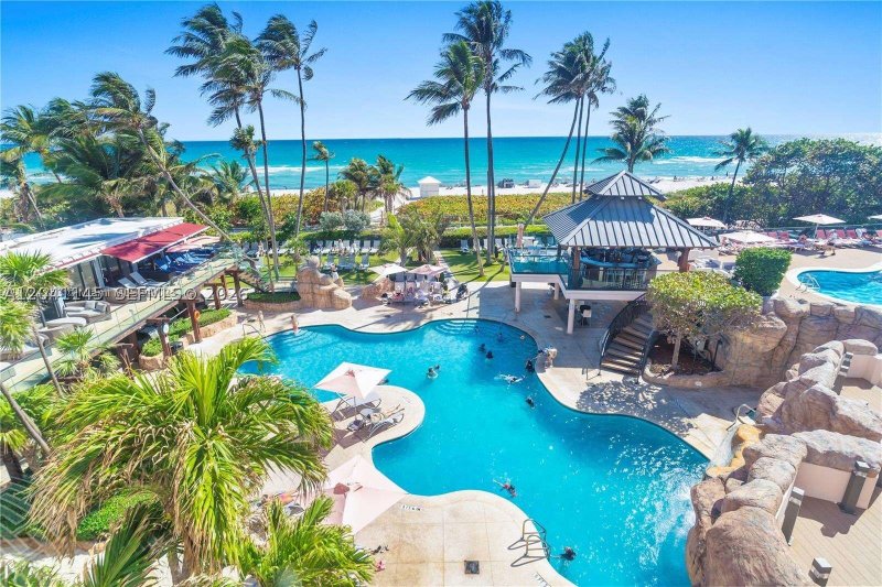 Condo for sale at The Alexander 914