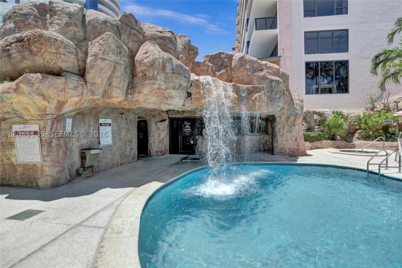 Condo for sale at The Alexander 914