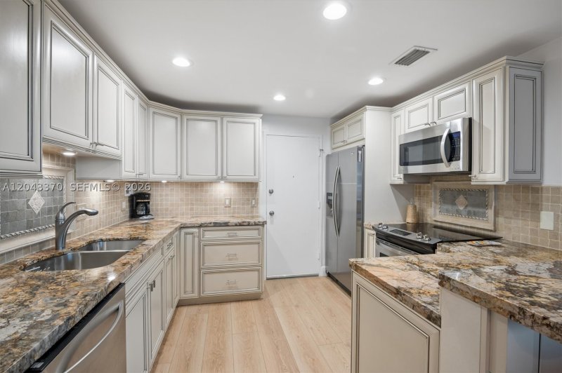 Apartment for rent at Alexander Towers 708