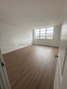 Aluguel de apartamento no Bayview Towers A410
