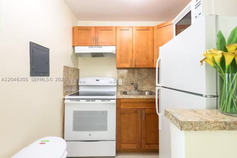 Condo for sale at Bayshore Yacht Tennis Club 214