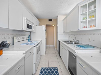 Comprar apartamento en Crystal Tower 703