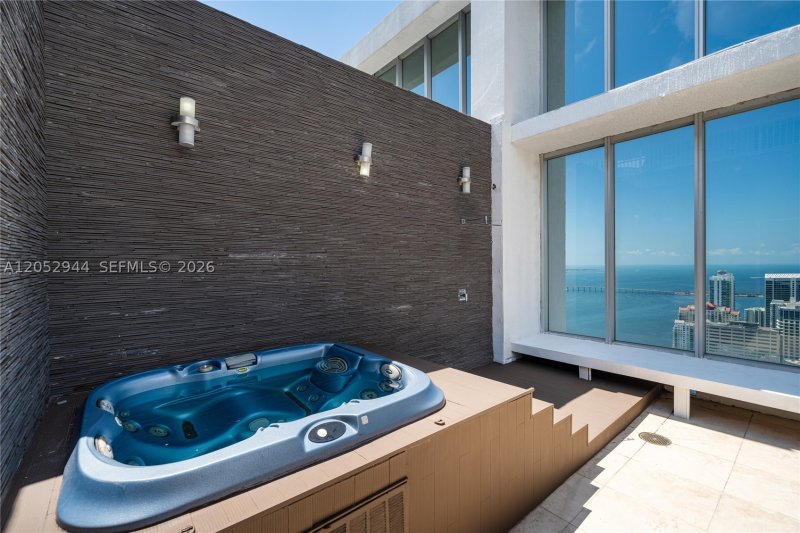 Condo for sale at Icon Brickell Tower II 5705
