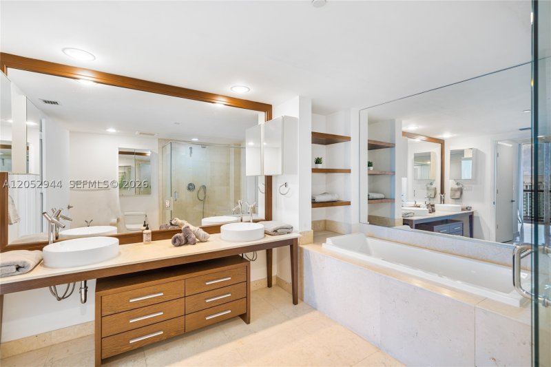 Condo for sale at Icon Brickell Tower II 5705