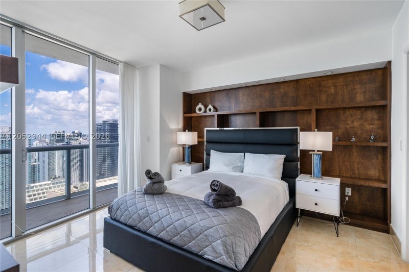 Condo for sale at Icon Brickell Tower II 5705