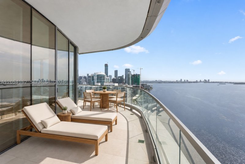 Comprar apartamento no Una Residences at Brickell 2701