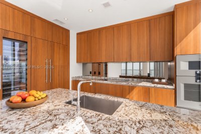 Comprar apartamento no Una Residences at Brickell 2701