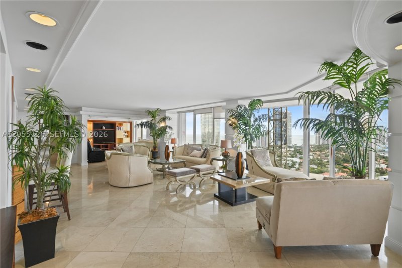Apartment for rent at Turnberry Towers 25GR