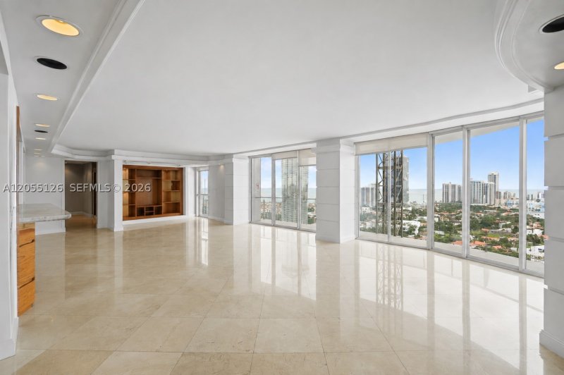 Apartment for rent at Turnberry Towers 25GR