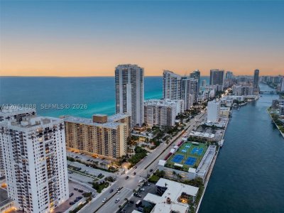 The Wave Condo Apt #719
