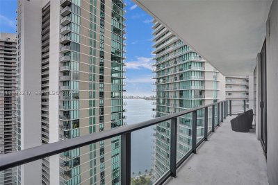 Aluguel de apartamento no Paraiso Bayviews 3706