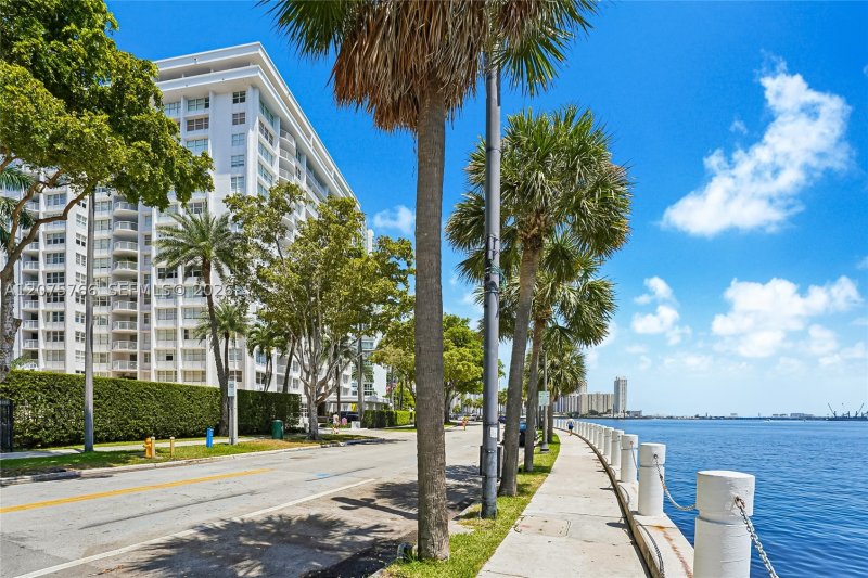 Comprar apartamento en Bayshore Place 206D