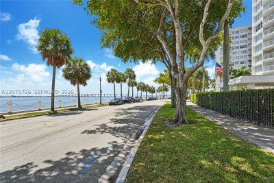 Comprar apartamento en Bayshore Place 206D