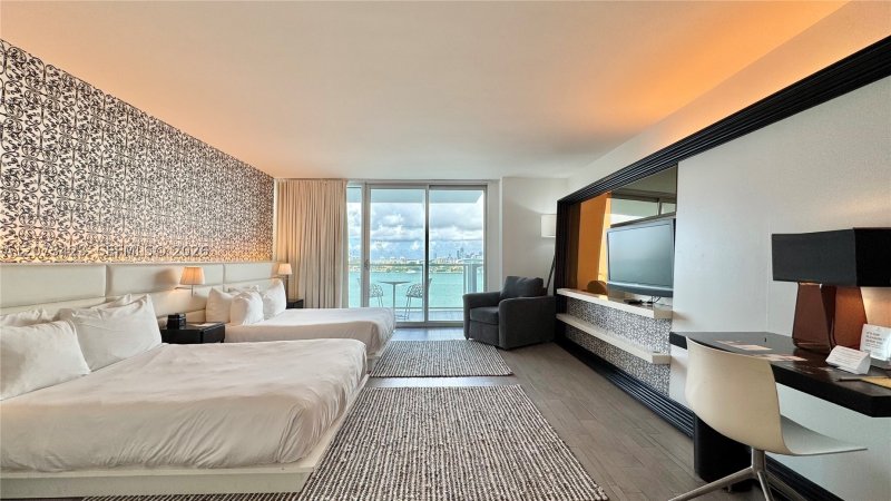 Condo for sale at Mondrian 812