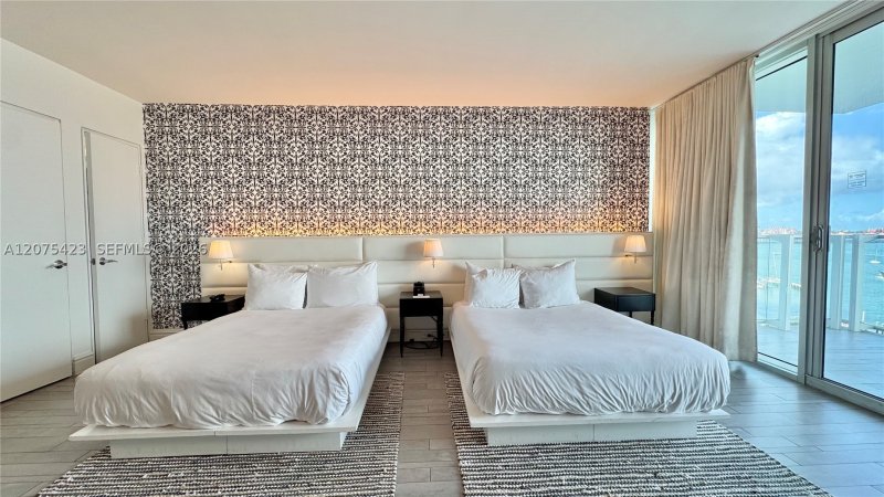 Condo for sale at Mondrian 812