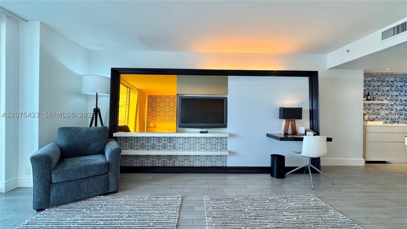 Condo for sale at Mondrian 812