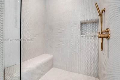 Aluguel de apartamento no Mr. C Residences Bayshore Tower 1406