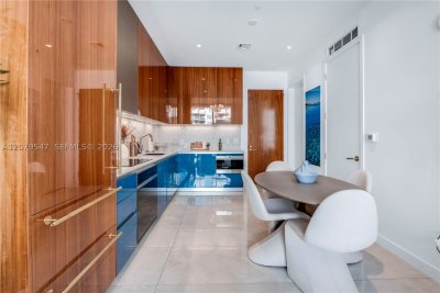 Aluguel de apartamento no Mr. C Residences Bayshore Tower 1406