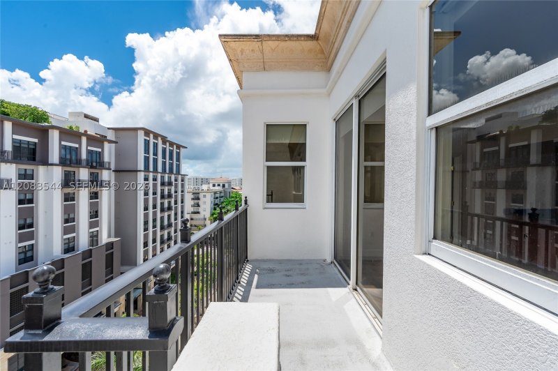 Condo for sale at One Village Place 919
