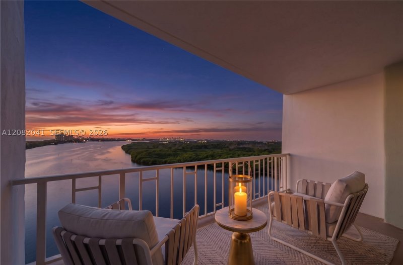 Condo for sale at Arlen House 1920