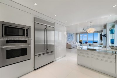 Comprar apartamento no Acqualina Resort & Spa 3406