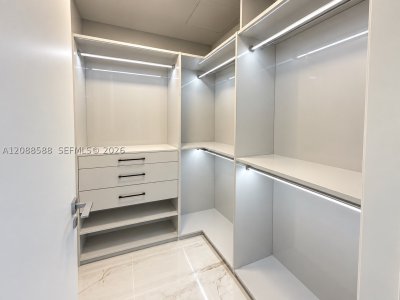 Comprar apartamento no Aston Martin Residences 1605W
