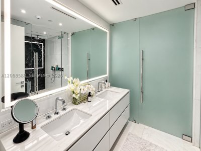 Comprar apartamento no Aston Martin Residences 1605W