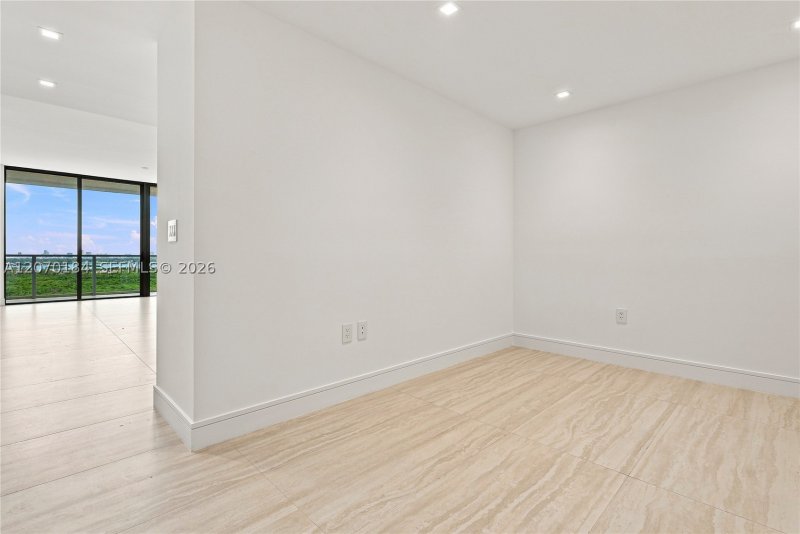 Condo for sale at One Park Tower by Turnberry 1402