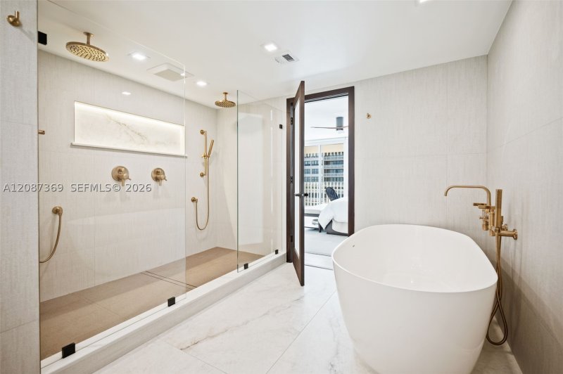 Comprar apartamento en Grove Isles Tower II B1402