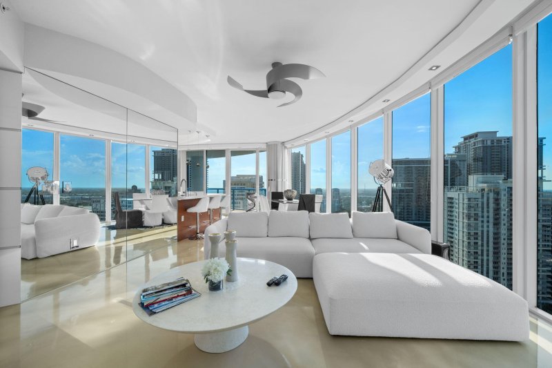 Condo for sale at Las Olas River House 2702