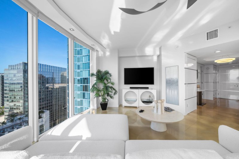 Condo for sale at Las Olas River House 2702