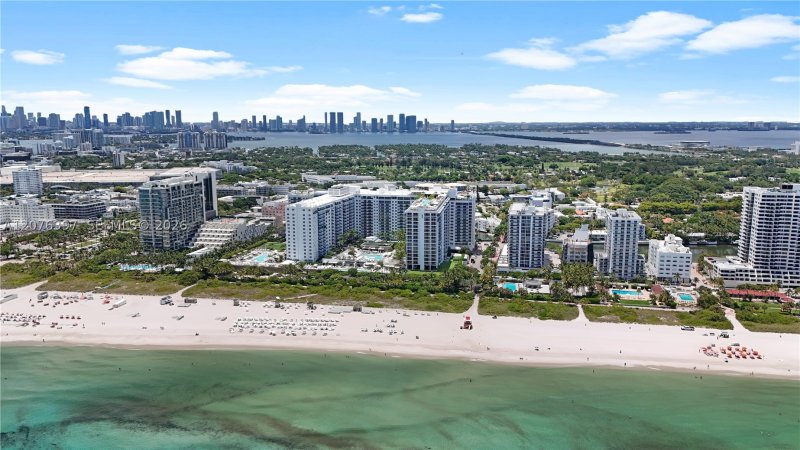 Condo for sale at Roney Palace 415