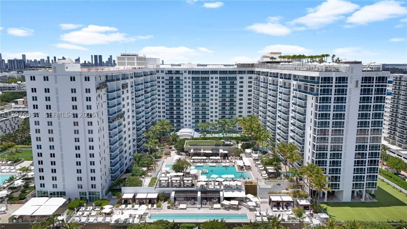 Condo for sale at Roney Palace 415
