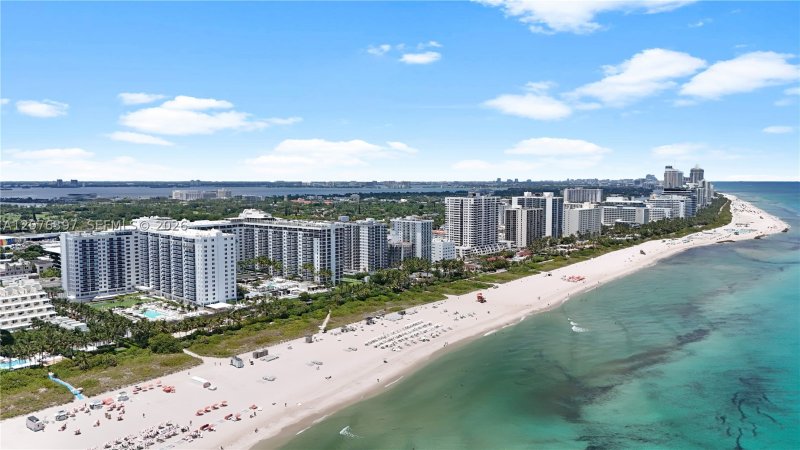 Condo for sale at Roney Palace 415