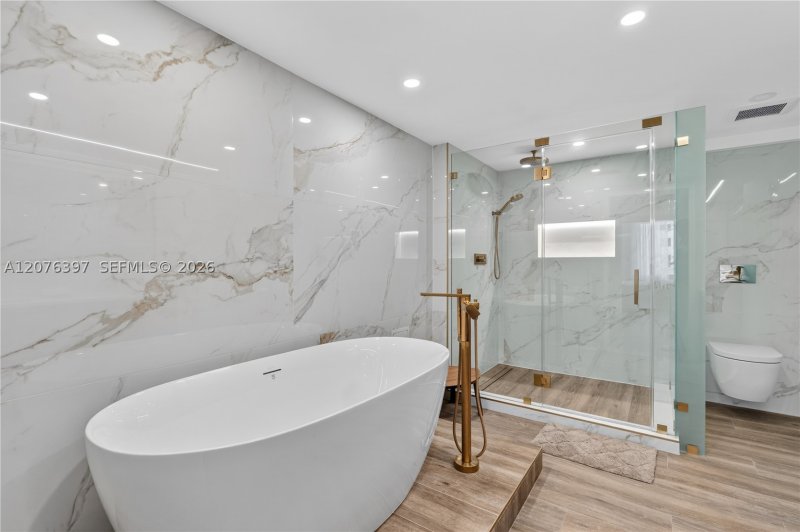 Condo for sale at Roney Palace 415