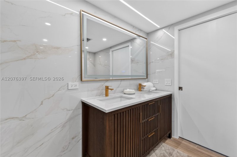 Condo for sale at Roney Palace 415