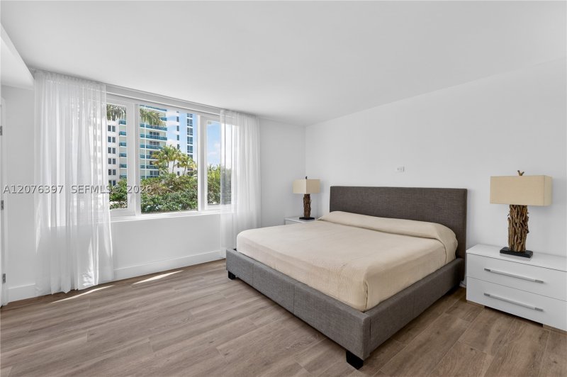 Condo for sale at Roney Palace 415